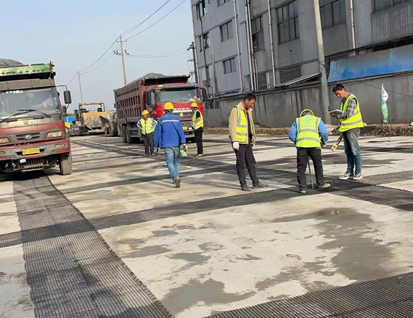 大兴老材料的新故事：玻璃纤维土工格栅如何在‘白改黑’浪潮中重获新生？